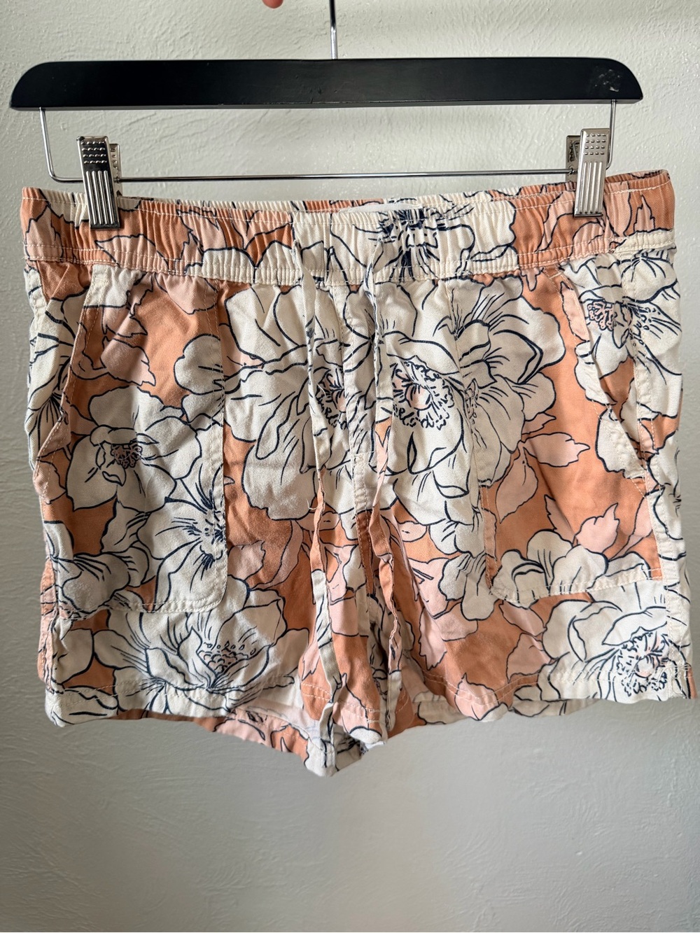 C & C California Light Peach‎ Floral Women's Shorts - Size Small